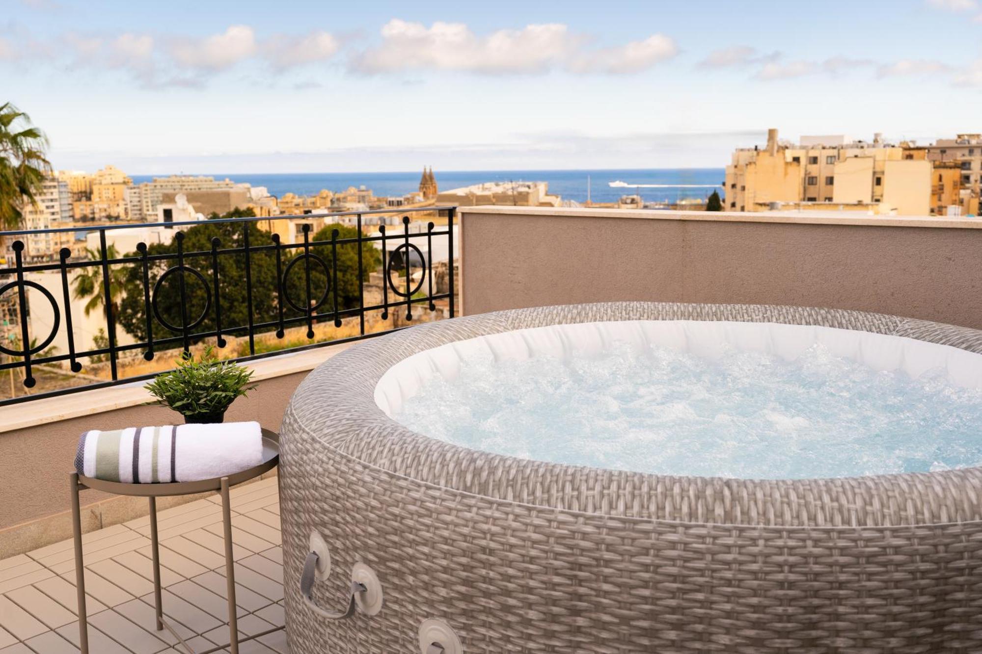 Апартаменты La88 Bayview Penthouse With Jacuzzi Слима Экстерьер фото