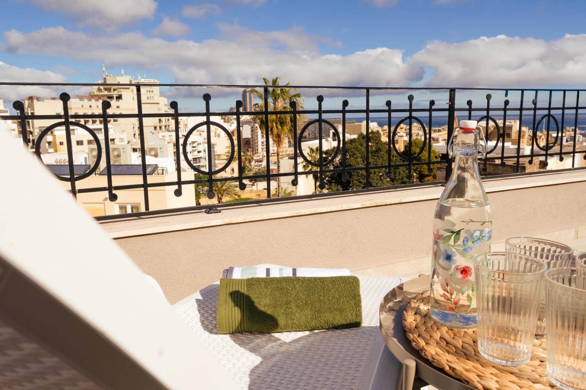 Апартаменты La88 Bayview Penthouse With Jacuzzi Слима Экстерьер фото